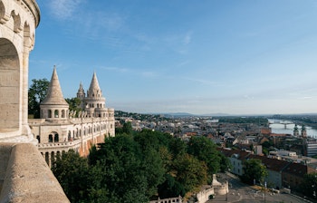 Betagende udsigt over Budapest fra den historiske Fiskerbastionen med byens smukke arkitektur og Donau-floden i baggrunden