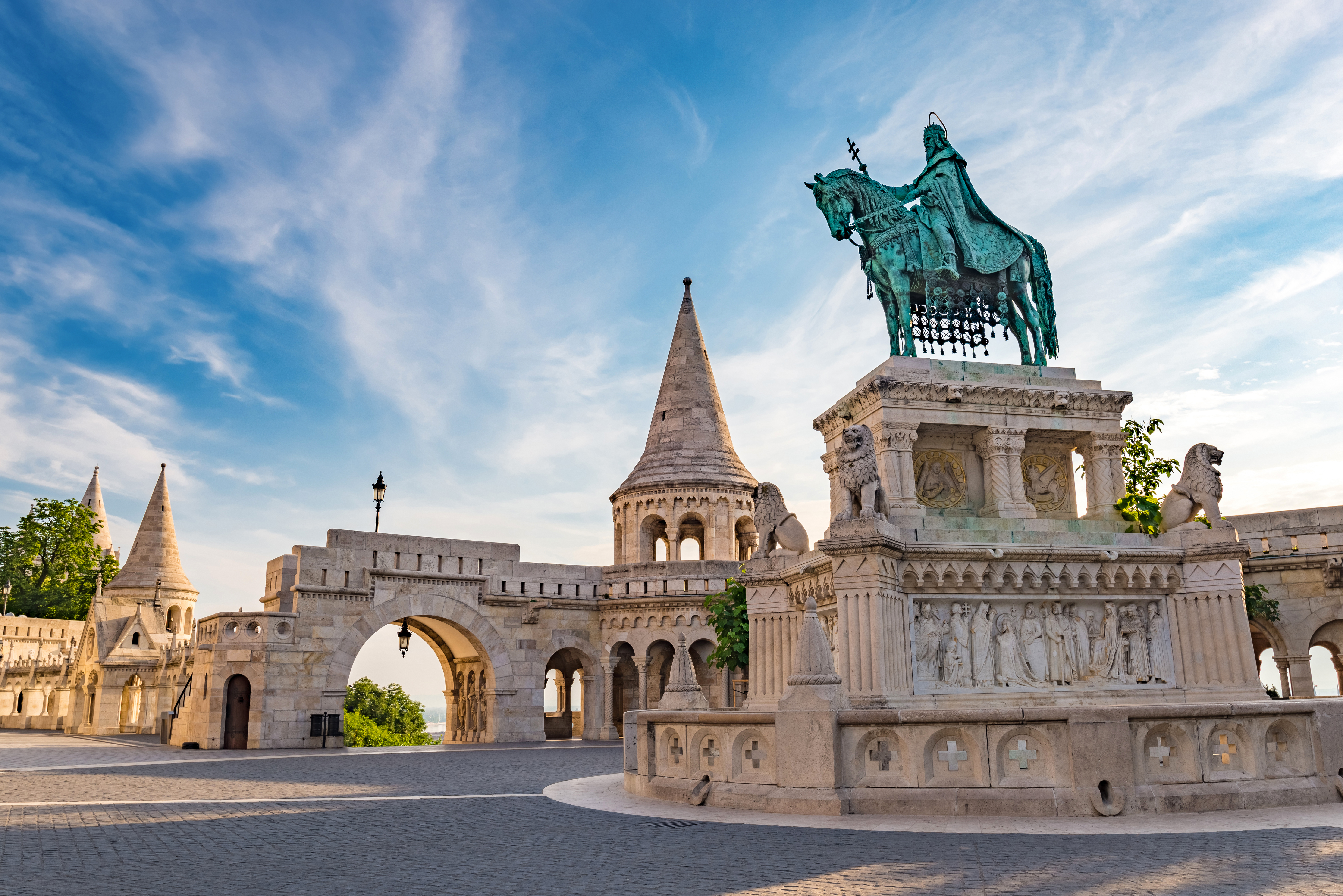 Fiskernes Bastion med Sankt Stefan statue i Budapest Ungarn historiske slotsbydel