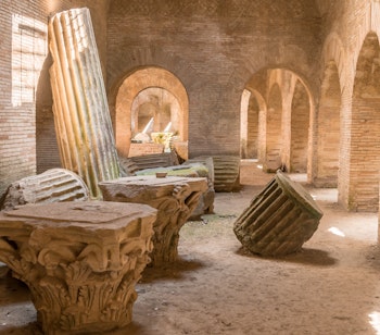 Underjordiske ruiner af det antikke Flaviske Amfiteater i Pozzuoli nær Napoli, Italien, med bevarede romerske buer og gange