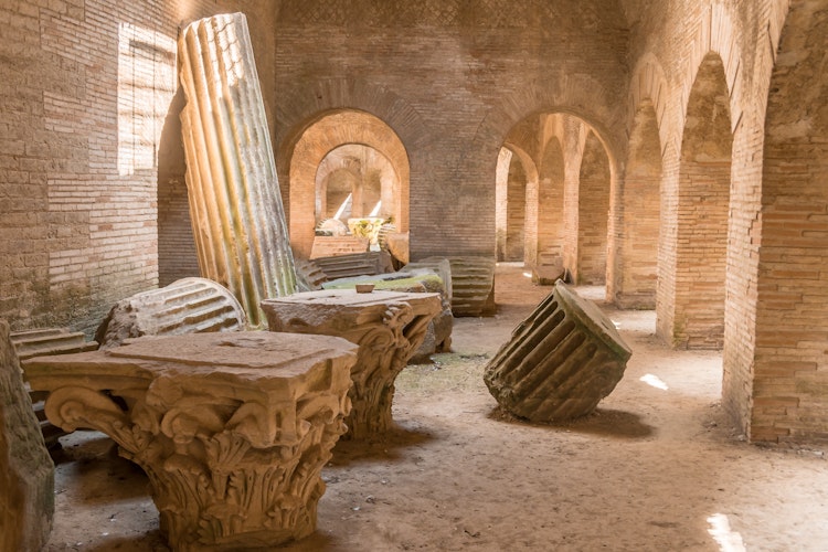 Underjordiske ruiner af det antikke Flaviske Amfiteater i Pozzuoli nær Napoli, Italien, med bevarede romerske buer og gange