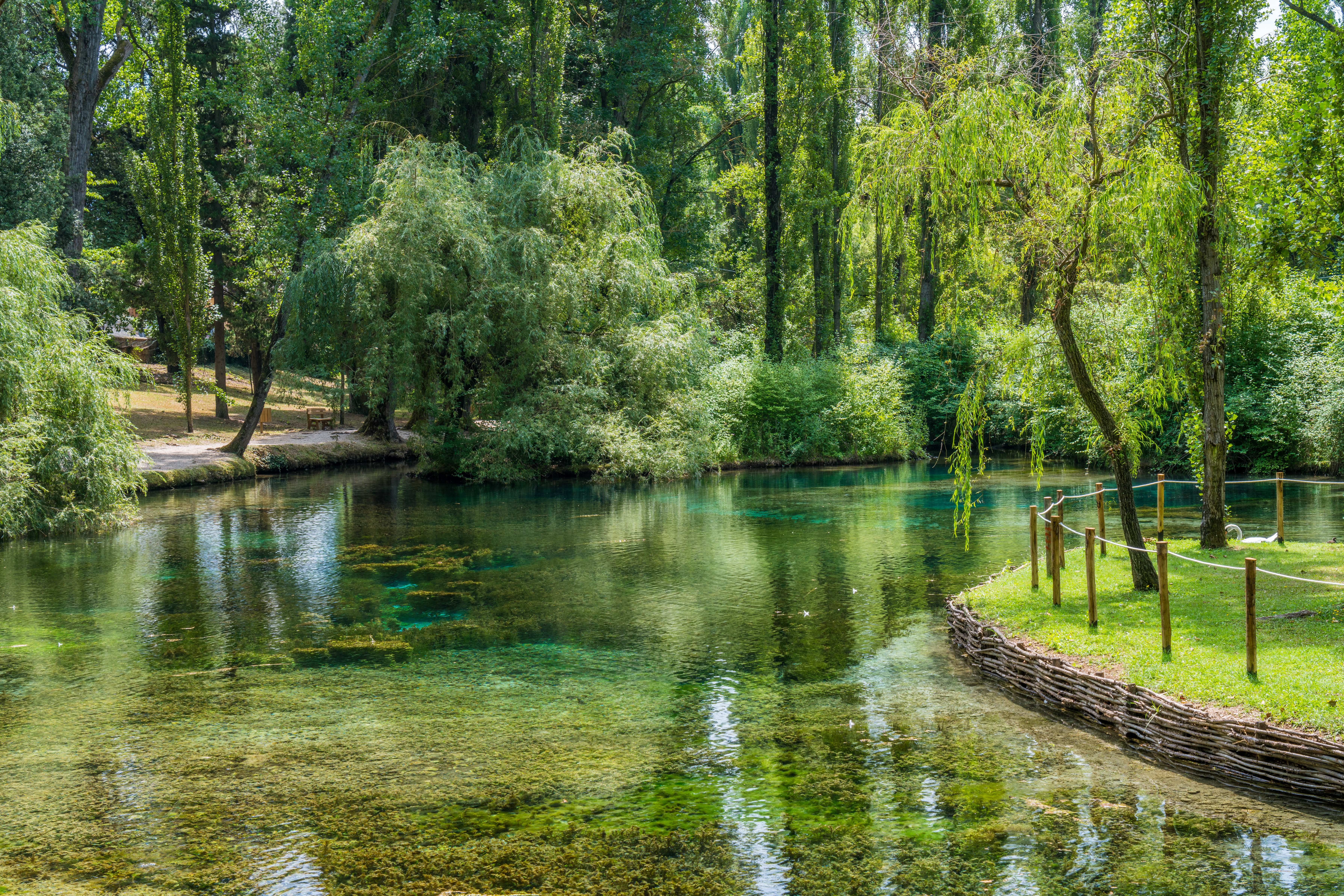 Idyllisk landskab med krystalklart turkisblåt vand ved Fonti del Clitunno - en naturskøn kilde nær Trevi, som kan besøges på fridag under vores elcykelrejse gennem Umbrien