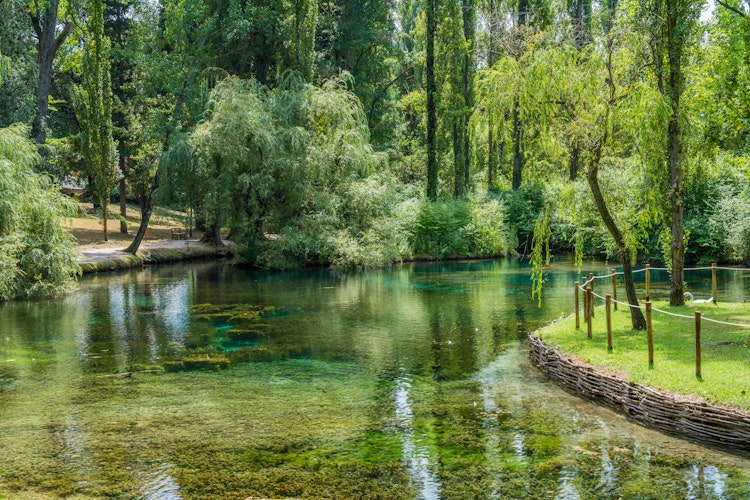 Idyllisk landskab med krystalklart turkisblåt vand ved Fonti del Clitunno - en naturskøn kilde nær Trevi, som kan besøges på fridag under vores elcykelrejse gennem Umbrien