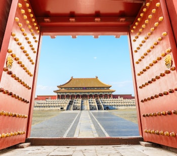 Den Forbudte By i Beijing med traditionelle røde porte og kejserligt palads kompleks i Kina