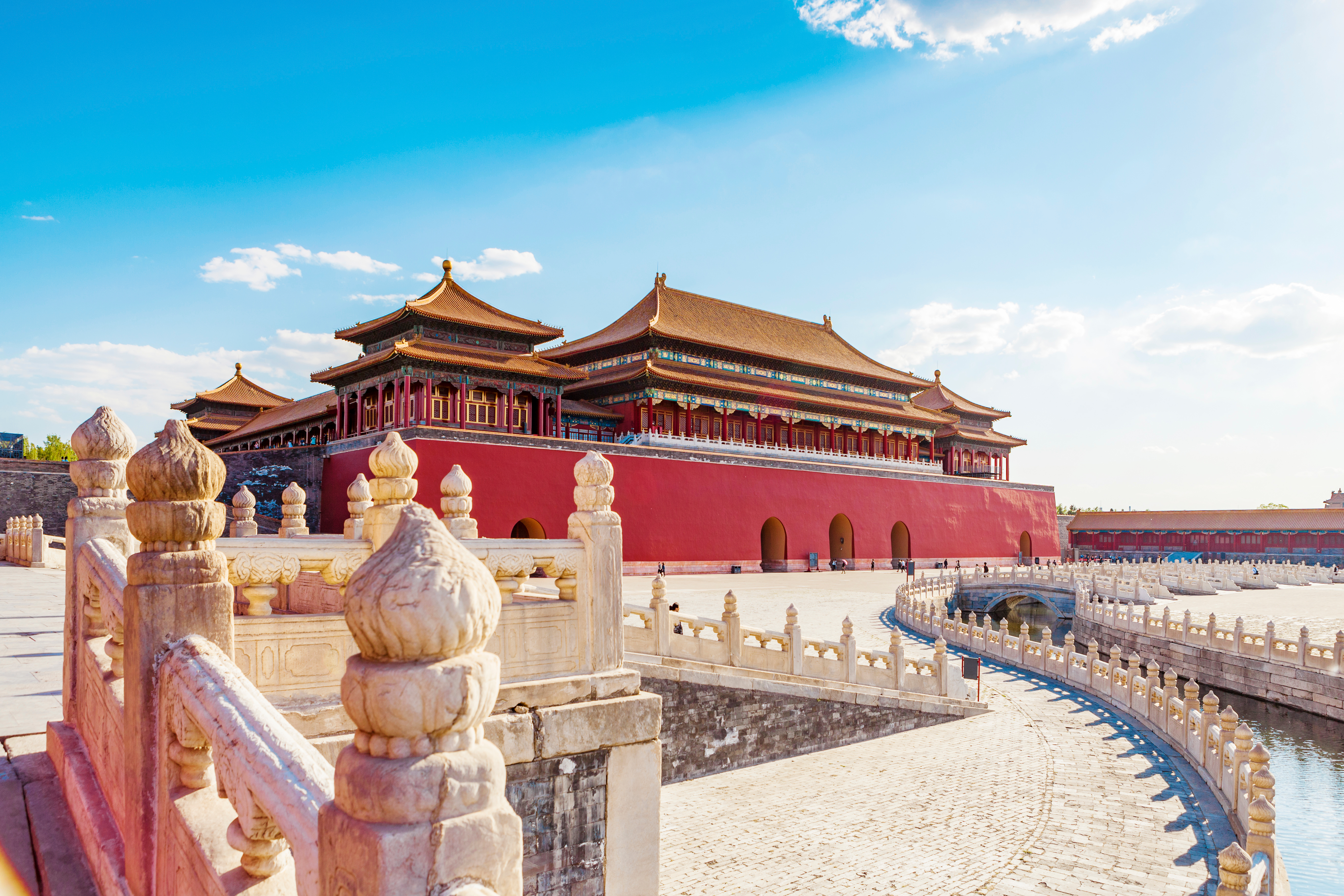 Den forbudte by i Beijing med røde mure og gyldne tage under blå himmel