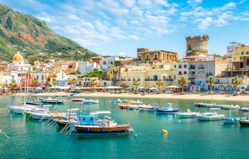 Panoramaudsigt over kystbyen Forio på Ischia med turkisblåt hav og sandstrande, perfekt feriedestination i Italien