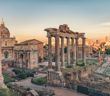Det historiske Forum Romanum med majestætiske søjler og ruiner fra antikkens Rom, centrum for det gamle romerske imperium