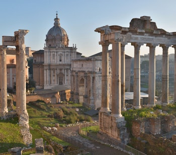 Forum Romanum set fra Kapitolhøjen ved solnedgang - historiske ruiner fra det antikke Roms politiske centrum