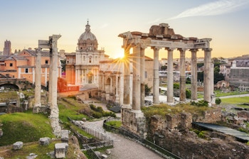 Det historiske Forum Romanum med antikke søjler og ruiner ved solopgang i Rom, Italien - et fascinerende rejsemål