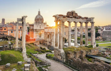 Det historiske Forum Romanum med antikke søjler og ruiner ved solopgang i Rom, Italien - et fascinerende rejsemål