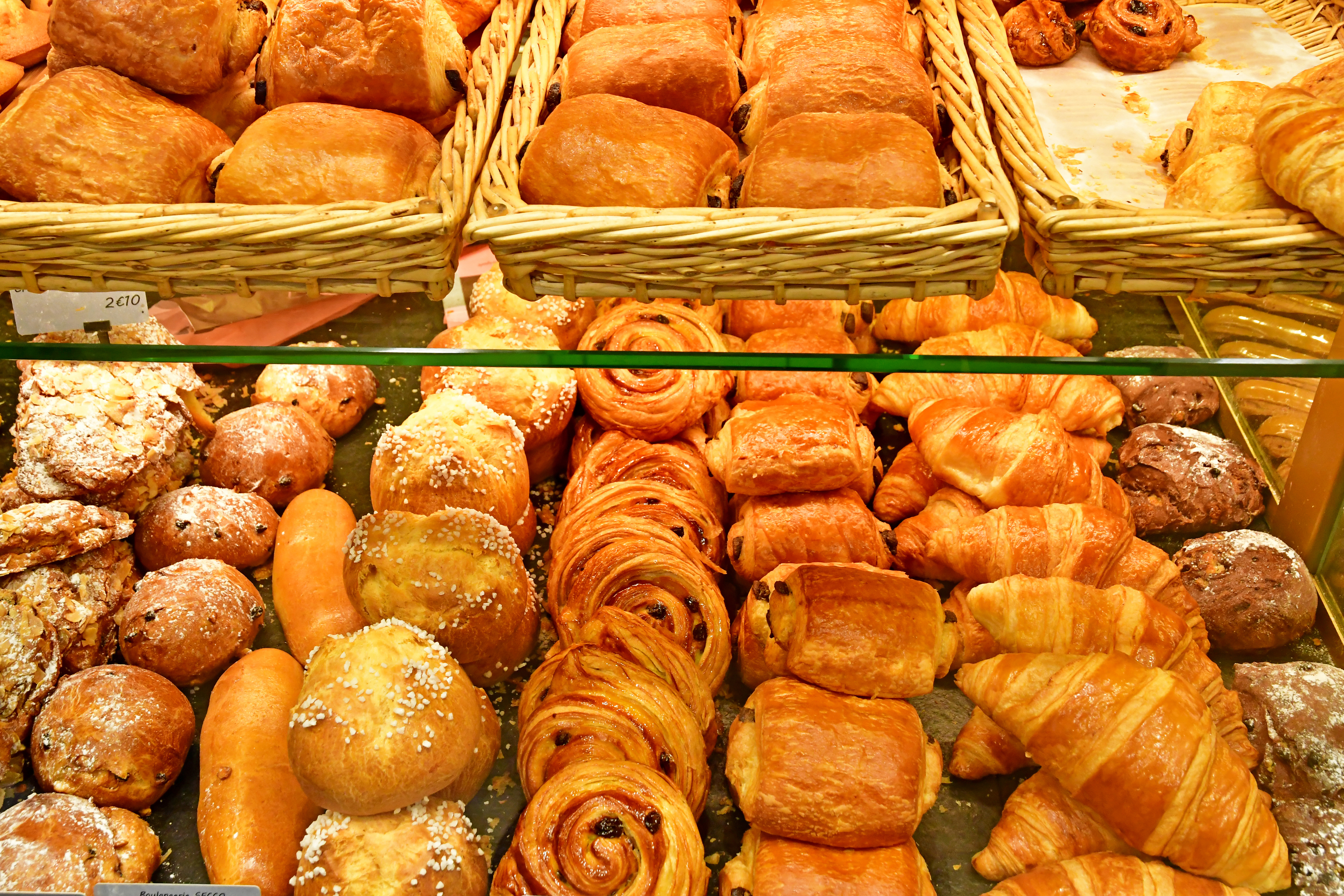 Friske franske croissanter og wienerbrød udstillet i et traditionelt parisisk bageri på Rue du Bac i Paris 7. arrondissement