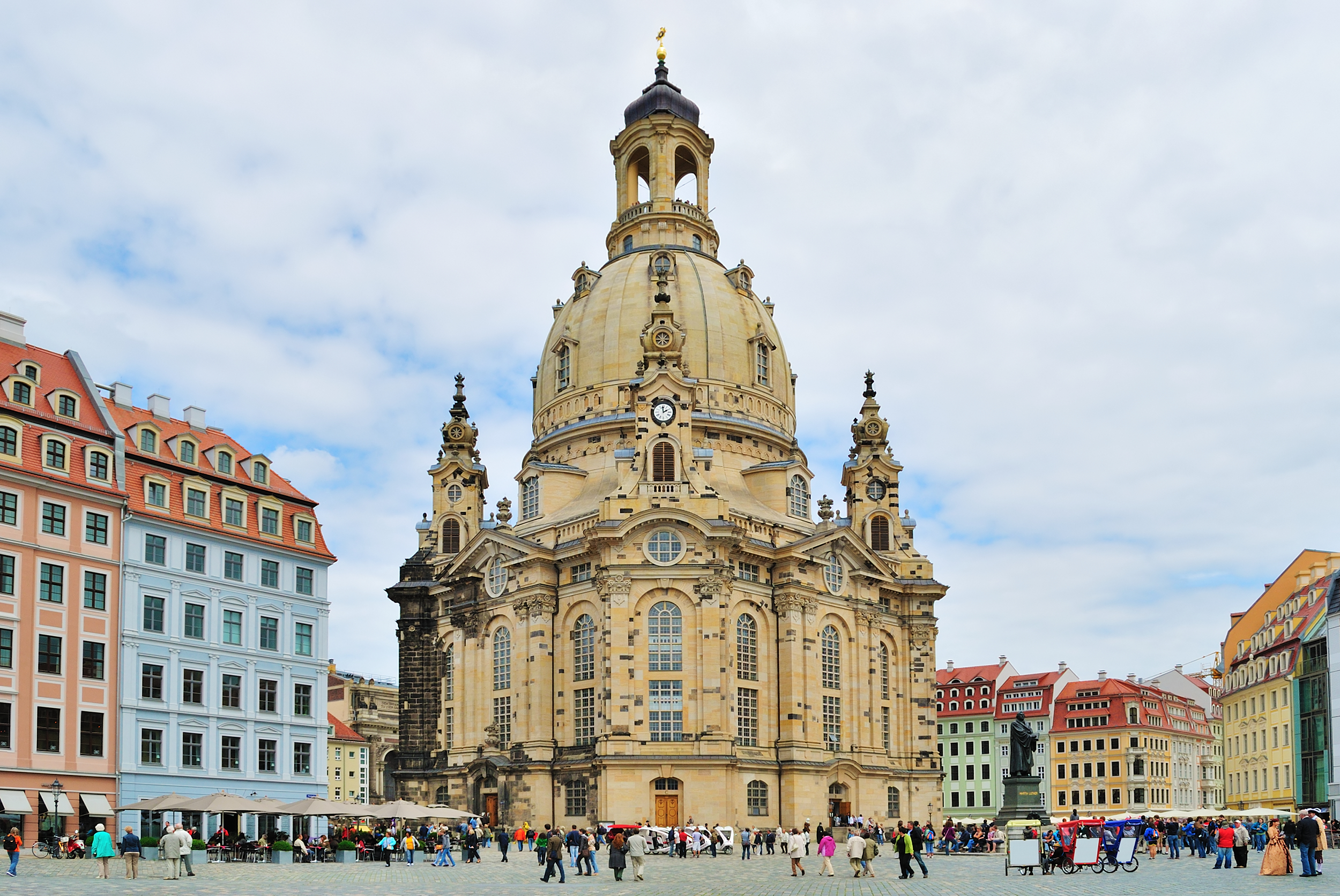 Den smukke barokkirke Frauenkirche ved Neumarkt-pladsen i Dresden, Tyskland, omgivet af turister og historiske bygninger