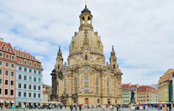 Den smukke barokkirke Frauenkirche ved Neumarkt-pladsen i Dresden, Tyskland, omgivet af turister og historiske bygninger