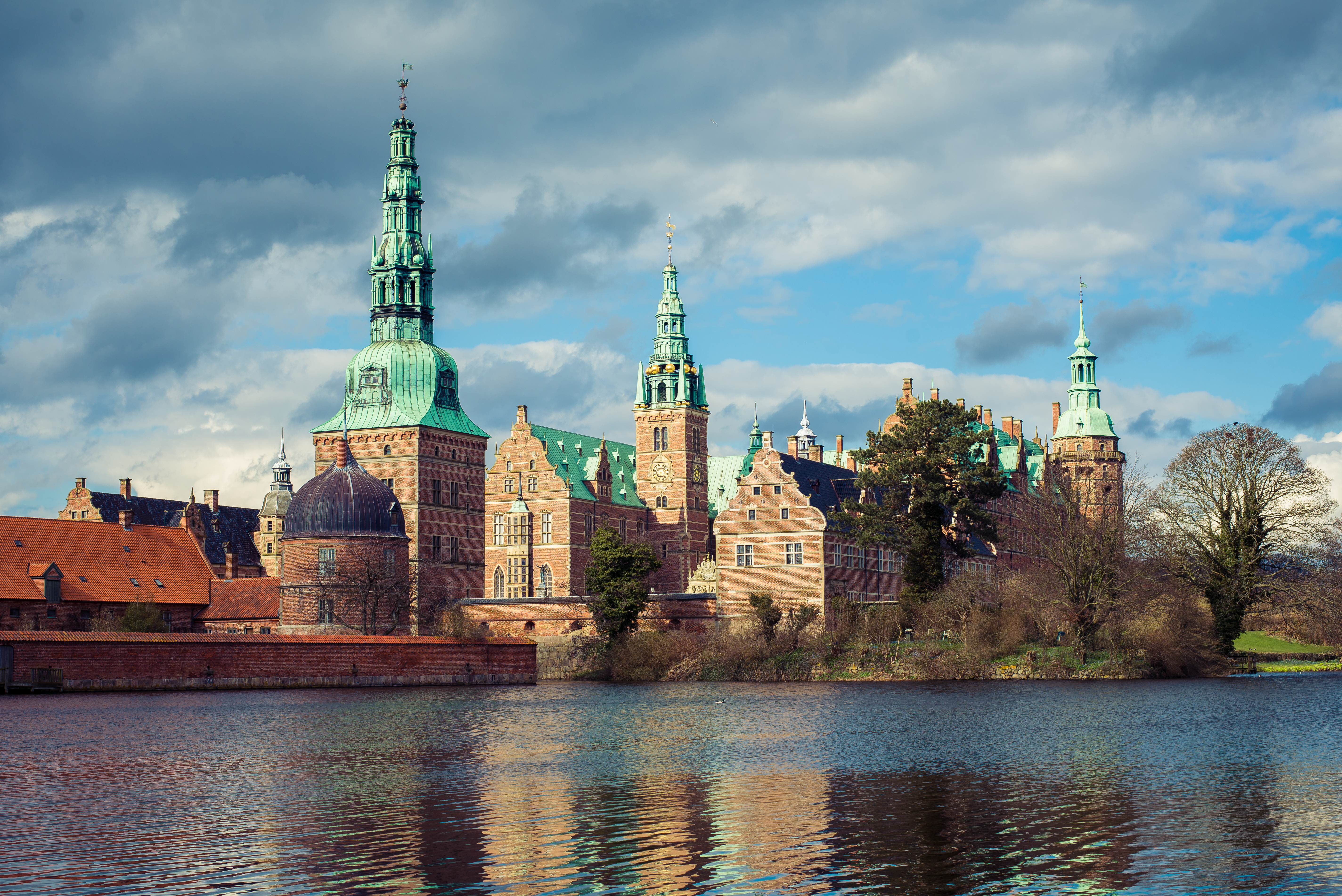 Frederiksborg Slot spejler sig i Slotssøen ved Hillerød på en smuk vinterdag