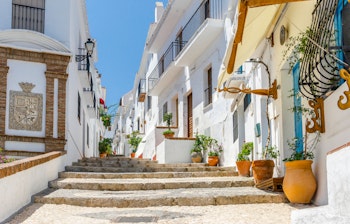 Idyllisk hvidkalket landsby i Frigiliana med smalle gader og farverige blomster i bjergene nær Malaga, Costa del Sol i Andalusien, Spanien