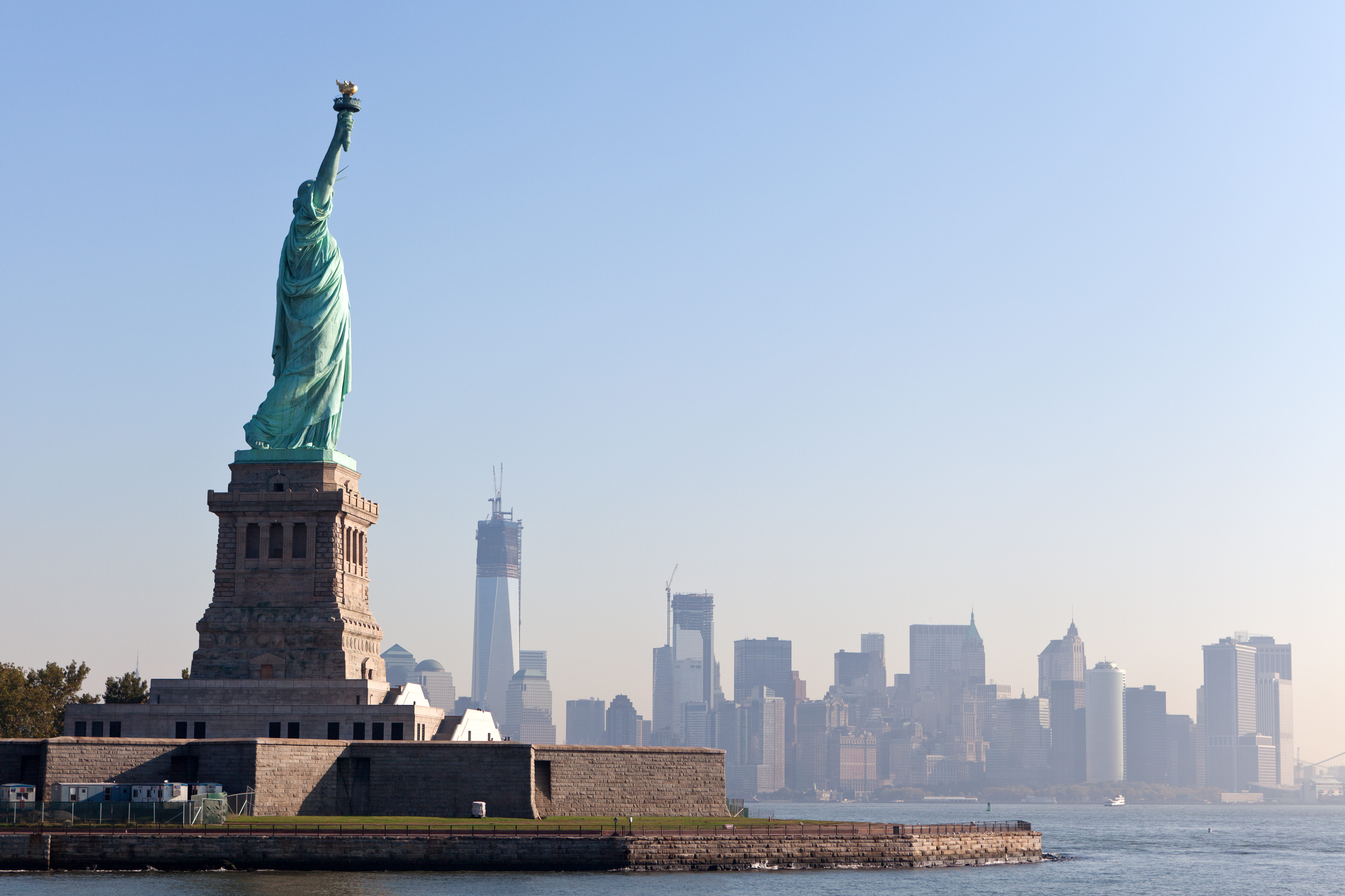 Frihedsgudinden med Manhattan skyline i baggrunden, New York City