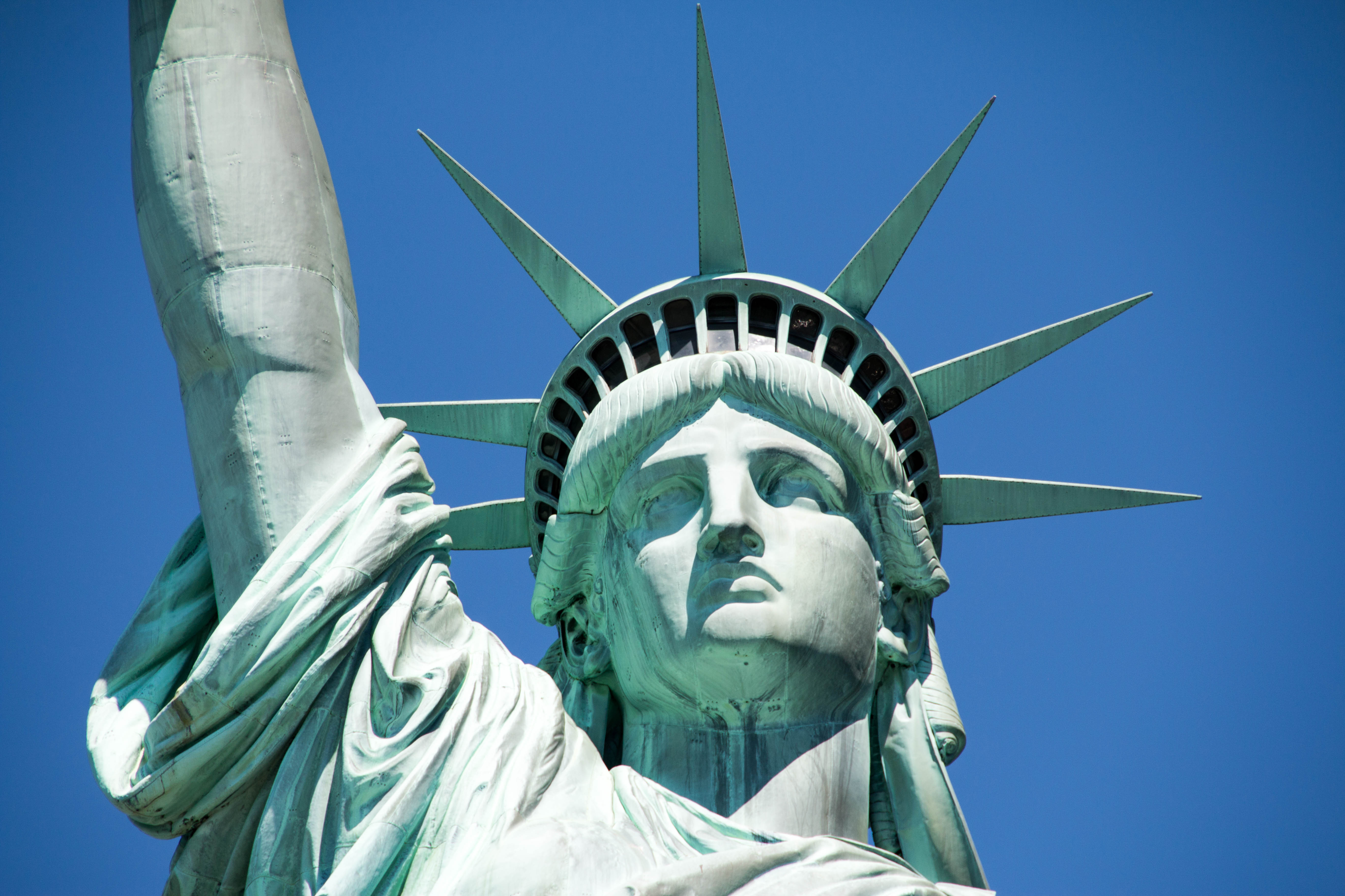 Frihedsgudinden med krone og fakkel mod blå himmel i New York