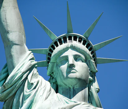 Frihedsgudinden med krone og fakkel mod blå himmel i New York