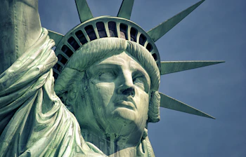 Frihedsgudinden close-up af ansigt og krone i New York Harbor