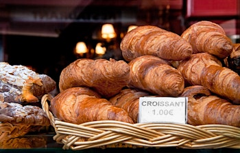 Traditionel fransk croissant serveret til morgenmad i Latinkvarterets caféer i Paris, en ægte smag af Frankrig