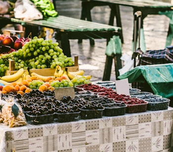 Farverige friske bær i træbokse på det lokale marked i Dubrovniks gamle bydel, Kroatien