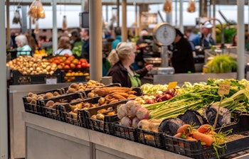 Farverige friske frugter og grøntsager på det historiske Bolhao marked i Porto, Portugal - en kulinarisk oplevelse for rejsende