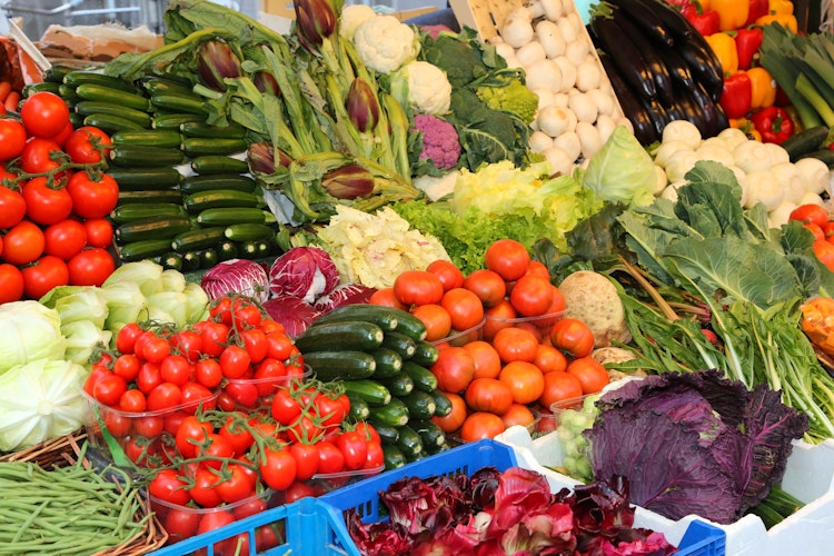 Farverige økologiske grøntsager og tomater på det lokale marked i Salerno, perfekt til madoplevelser på din Italien-rejse