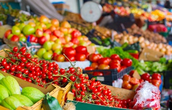 Farverige cherrytomater på det traditionelle Bolhao marked i Porto, Portugal, der viser byens rige madkultur og friske råvarer