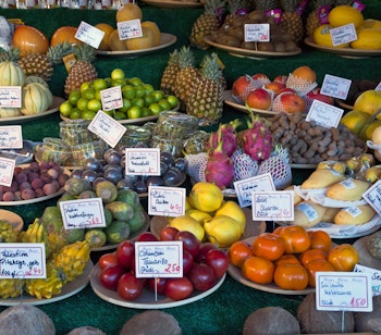 Farverige frugter udstillet på det berømte Viktualienmarkt i München, en populær gastronomisk attraktion i Bayerns hovedstad