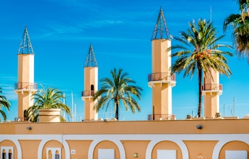 Den moderne marina i Fuengirola med karakteristisk arkitektur ved Costa del Sol i Malaga, Sydspanien