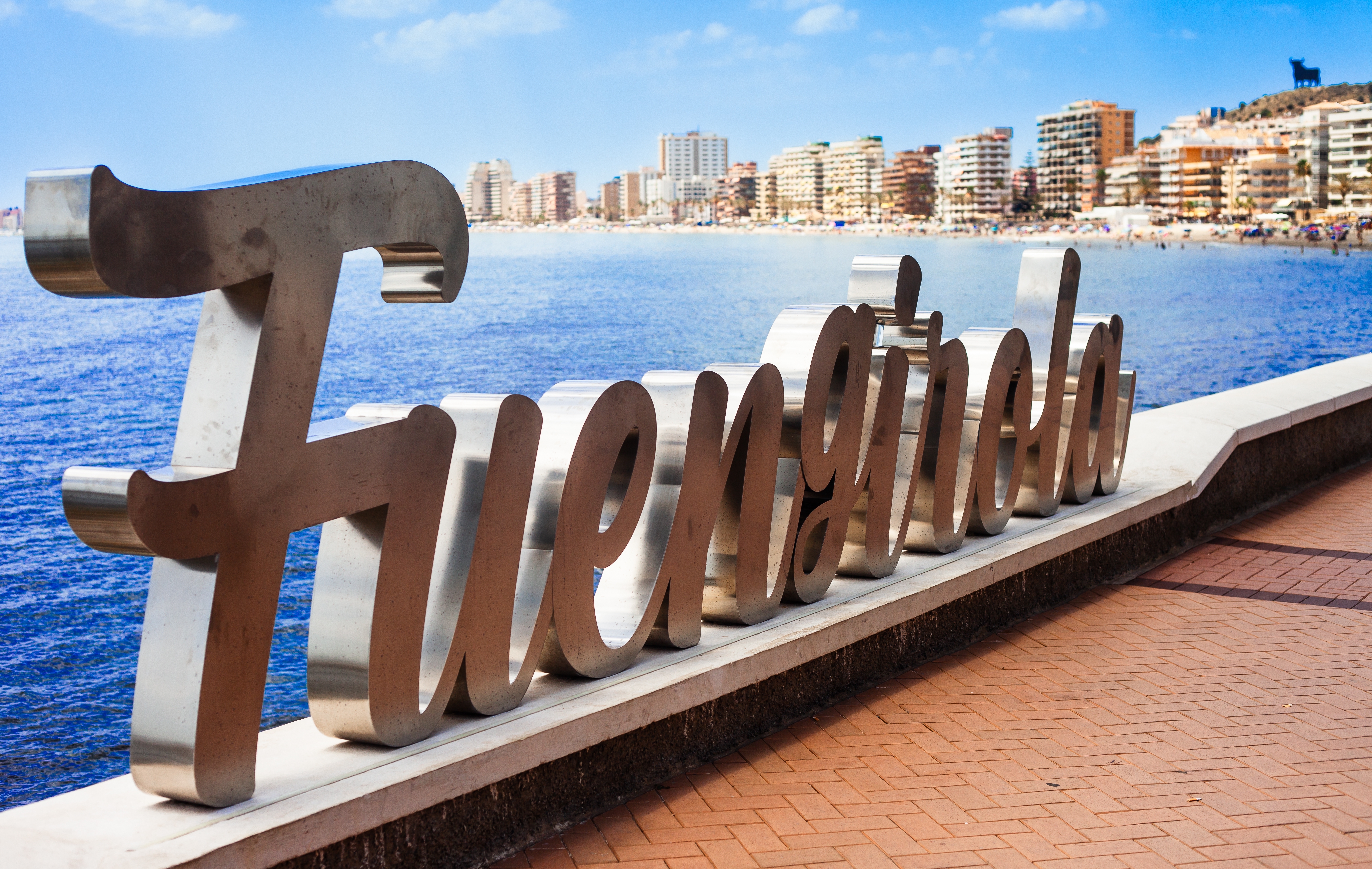 Fuengirola metalskilt på strandpromenaden med udsigt over Middelhavet på Costa del Sol i Spanien