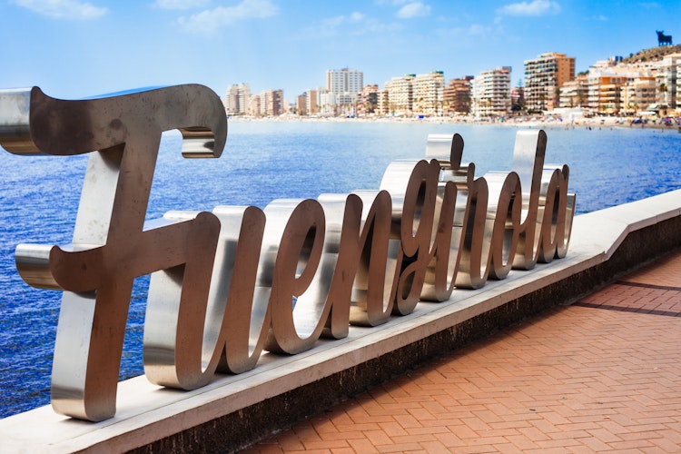 Fuengirola metalskilt på strandpromenaden med udsigt over Middelhavet på Costa del Sol i Spanien