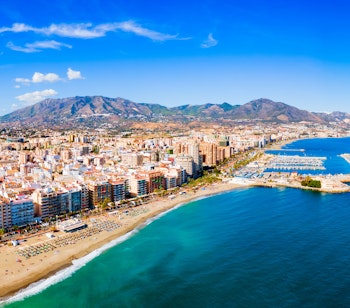 Luftpanorama af Fuengirolas sandstrand og marina ved Costa del Sol i Andalusien, Spanien