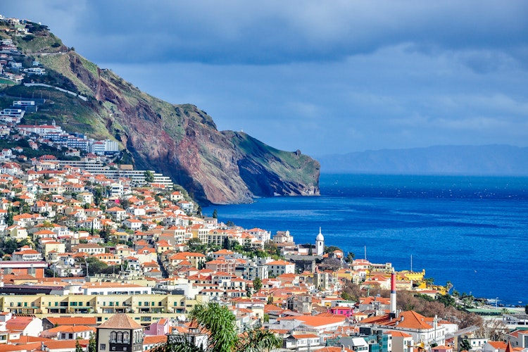 Panoramaudsigt over Funchal by med det blå hav og himmel på Madeira-øen, Portugal