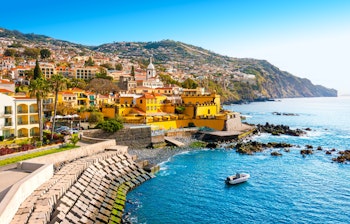 Smuk udsigt over Funchals historiske centrum med fortet Fuerte De Madeira ved den azurblå kyst på Madeira, Portugal