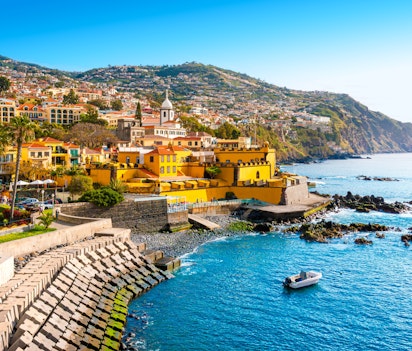 Smuk udsigt over Funchals historiske centrum med fortet Fuerte De Madeira ved den azurblå kyst på Madeira, Portugal