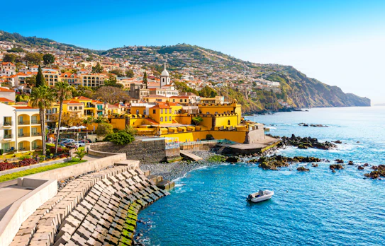 Smuk udsigt over Funchals historiske centrum med fortet Fuerte De Madeira ved den azurblå kyst på Madeira, Portugal