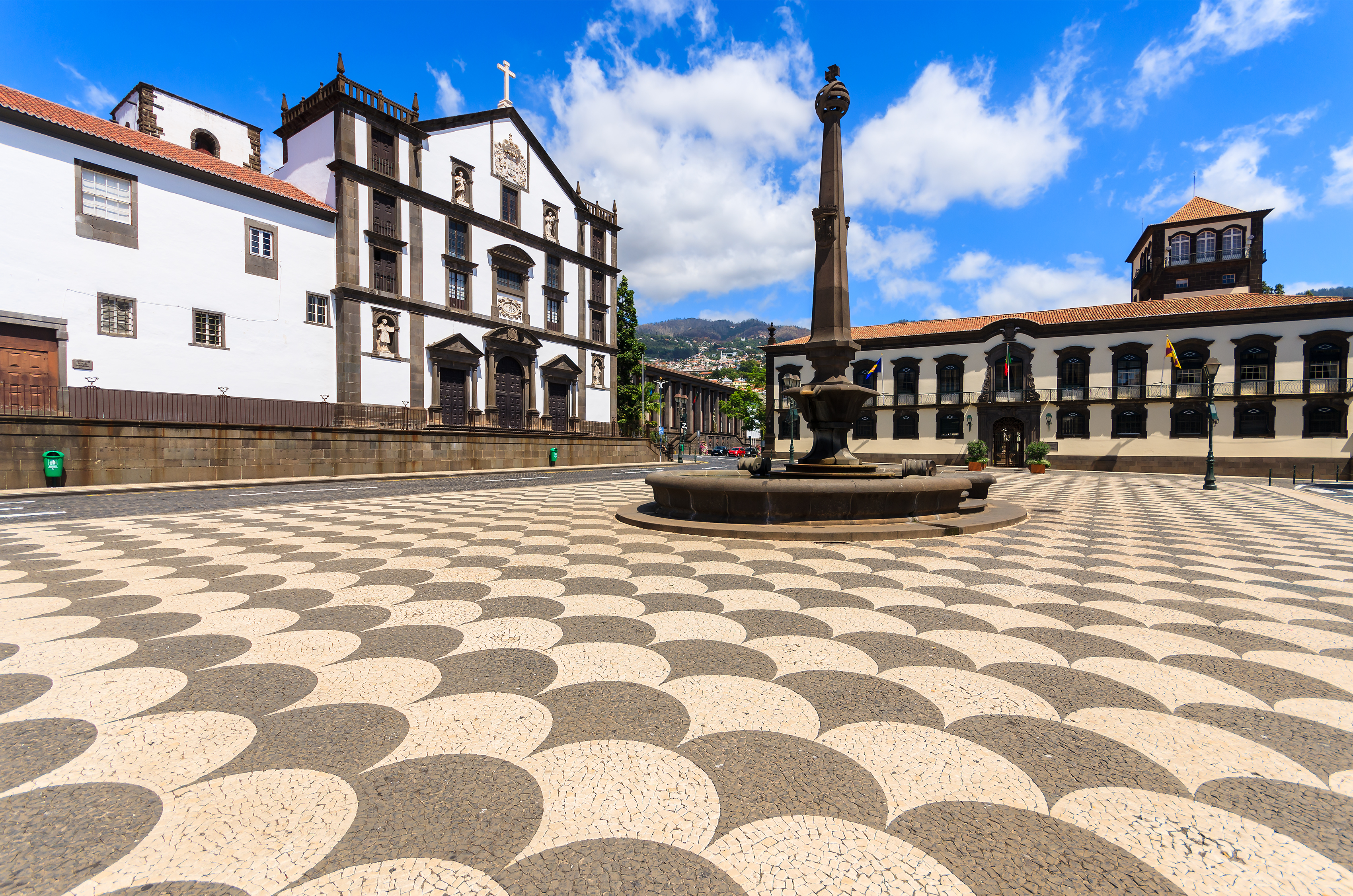 Historisk torv i Funchal med smuk hvid kirke under blå himmel på Madeira, Portugal