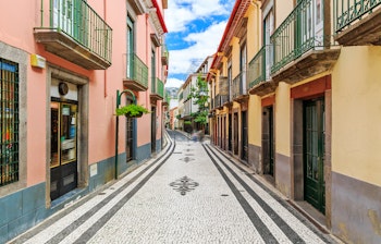 Farverig byudsigt over Funchal på Madeira med traditionelle bygninger og charmerende gader i Portugals smukke øparadis
