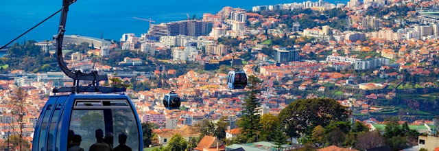 Panoramisk luftudsigt over Funchal med den traditionelle kabelbane svævende over byens historiske centrum på Madeira, Portugal