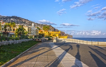 Det historiske fort Fortaleza de Sao Tiago ved søfronten i Funchal på Madeira, Portugal i aftenbelysning