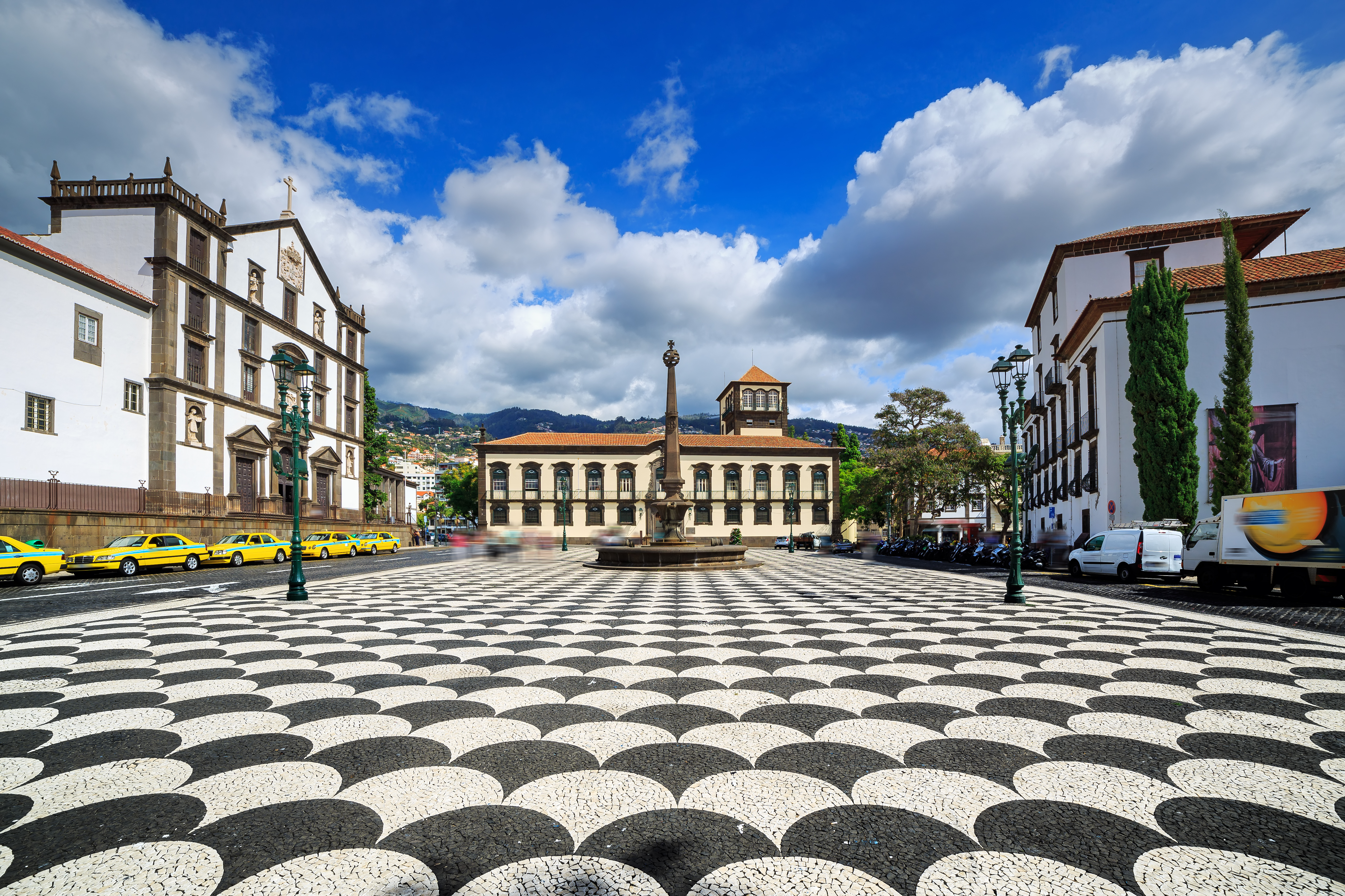 Den historiske Praça do Município i Funchal på Madeira med St. John kirken og rådhuset under blå sommerhimmel