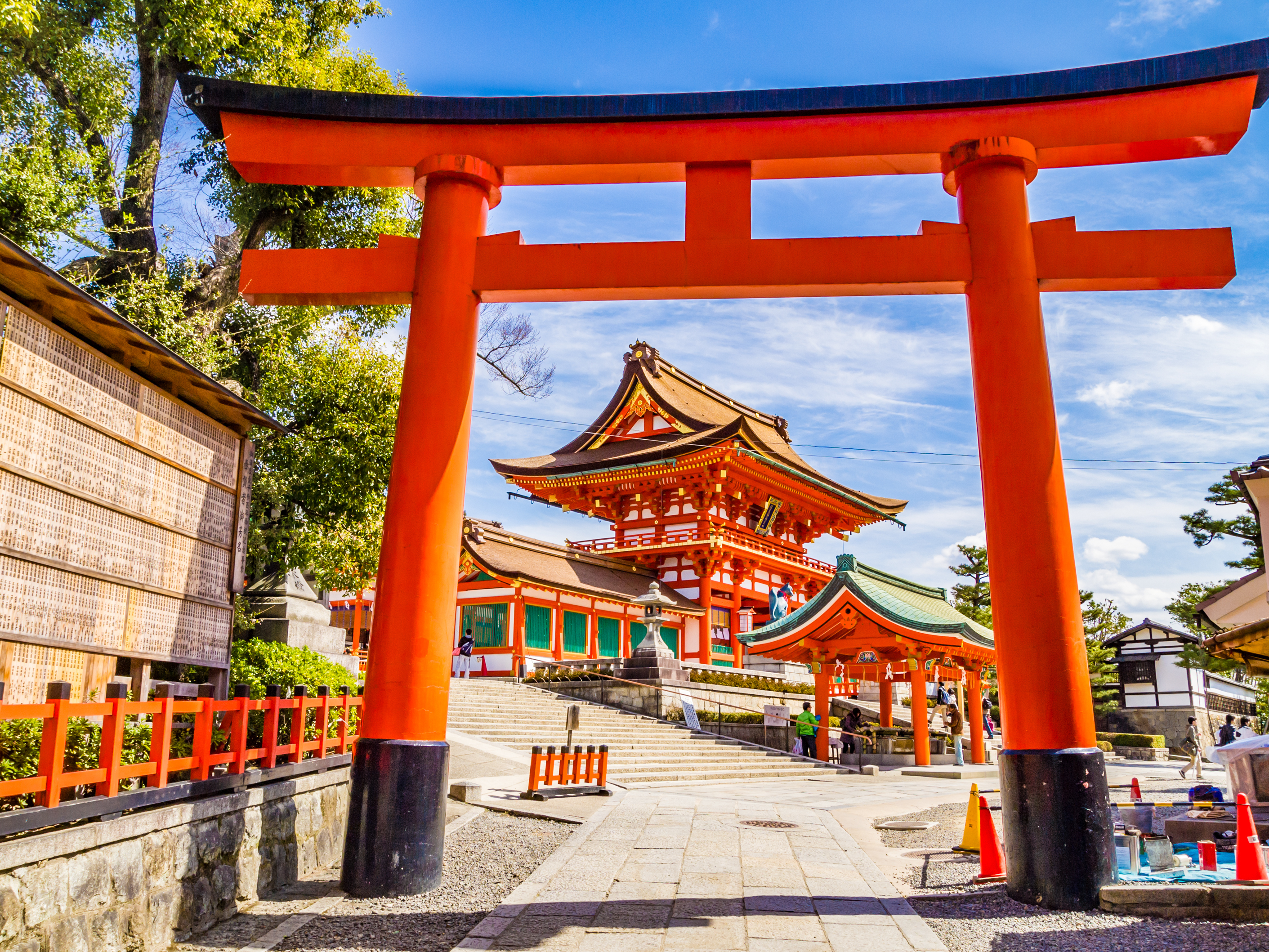 Den berømte korridor af cinnoberrøde torii-porte ved Fushimi Inari Taisha-helligdommen i Kyoto, Japan, der snor sig op ad det hellige bjerg