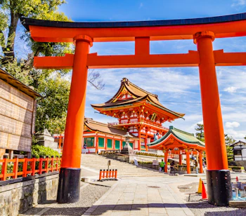 Den berømte korridor af cinnoberrøde torii-porte ved Fushimi Inari Taisha-helligdommen i Kyoto, Japan, der snor sig op ad det hellige bjerg