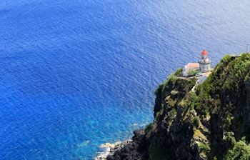 Historisk fyrtårn på den vulkanske klippekyst ved Atlanterhavet på São Miguel-øen i Azorerne, Portugal