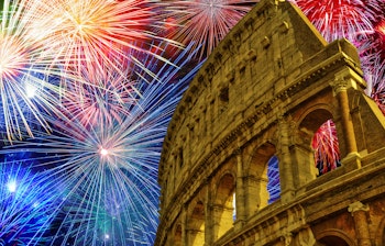 Farverigt fyrværkeri over det historiske Colosseum i Rom under nytårsfejring med oplyst antik arena mod nattehimlen