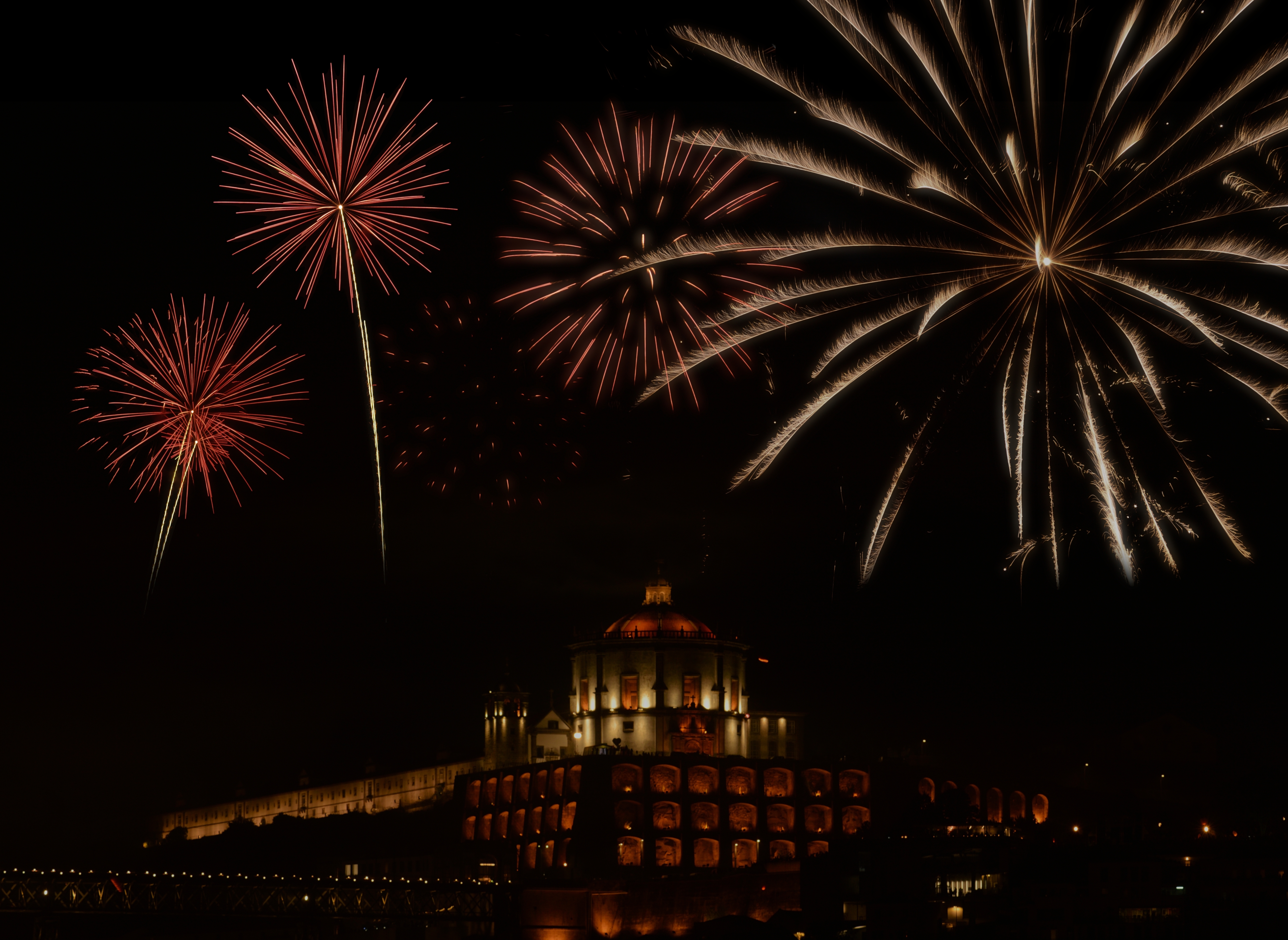 Spektakulært fyrværkeri over det oplyste Serra do Pilar kloster i Porto, Portugal, under den farverige São João festival fejring om natten