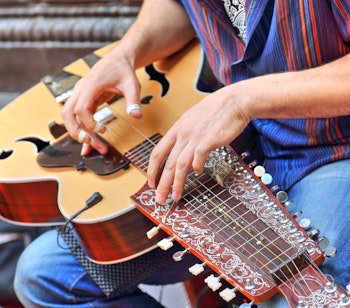 Spansk gademusiker spiller traditionel guitar foran Barcelona Katedralen i det gotiske kvarter