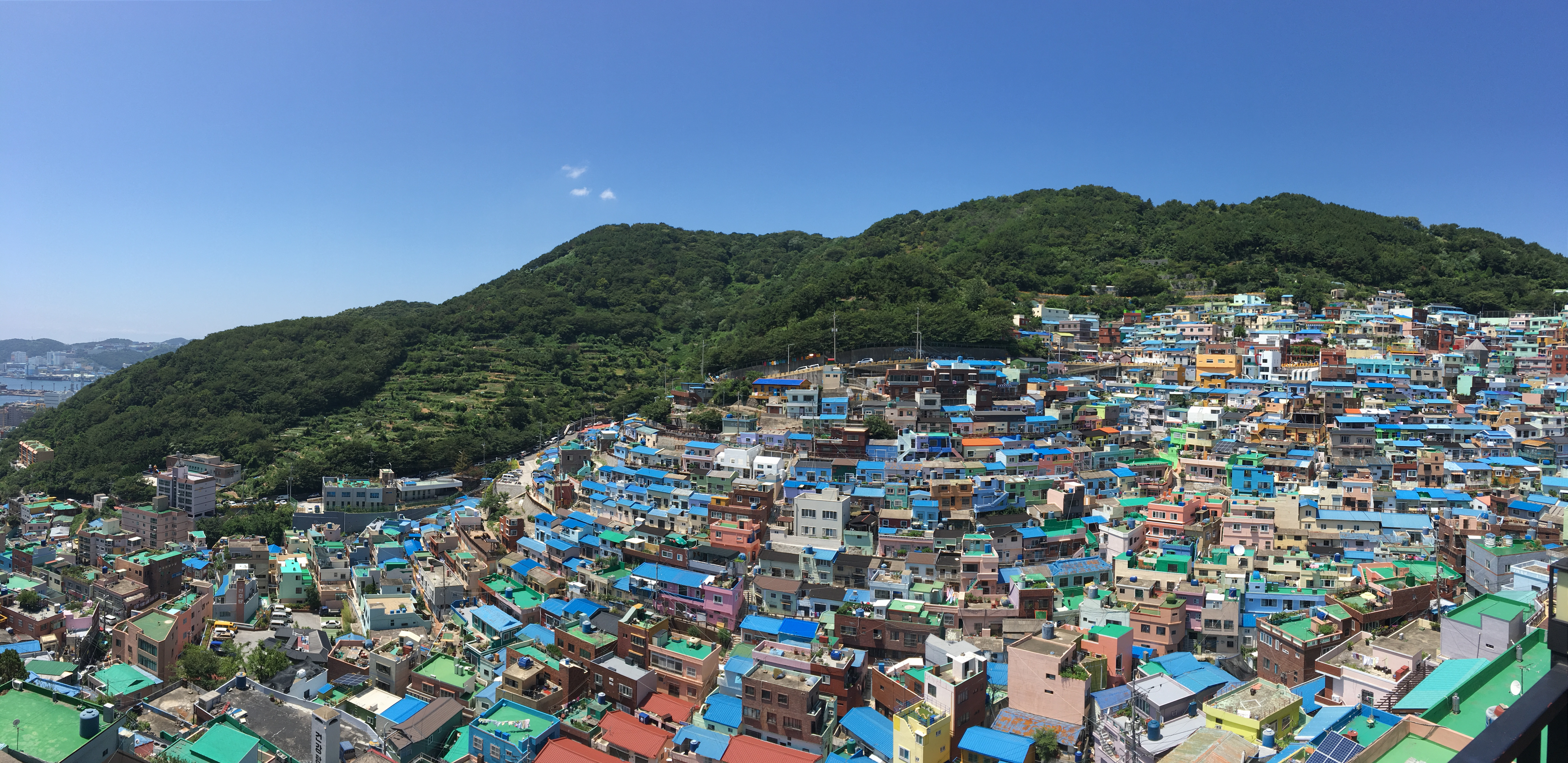 Farverige huse i Gamcheon Kulturlandsby i Busan, Sydkorea - en livlig turistattraktion med kunstnerisk bymiljø