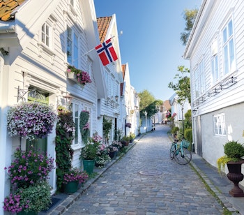 Charmerende hvide træhuse med blomster i Gamle Stavanger Norge