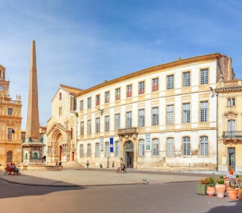 Et panoramabillede af den gamle by Arles, der fremhæver dens historiske arkitektur og amfiteater, kendt som en nøgleattraktion i Provence, Frankrig.